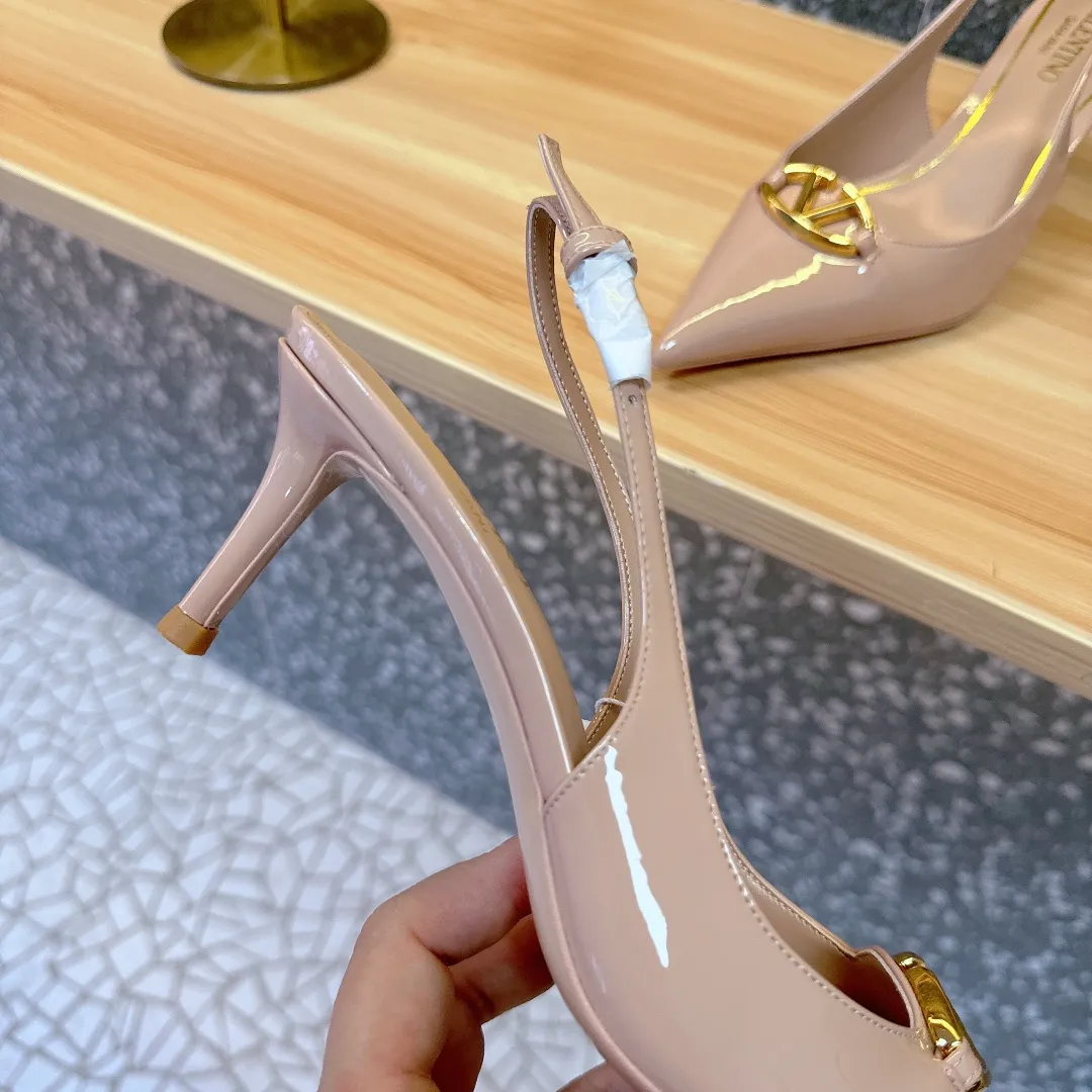 👟👟Ex-factory price 520👟👟 Valentino’s hottest new product in 2024, the new Mule shoes are also very easy to wear...😈😈😈 The latest logo buckle Perfectly combined with sexy pointed toe❤️‍🔥❤️‍🔥❤️‍🔥❤️‍🔥It is simply the pinnacle of summer fashion💖💖💖💖Original replica Outsole: Italian genuine leather outsole Heel height: 6.5cm Size: 35-39 (40 41 42 customization is non-returnable and non-exchangeable)